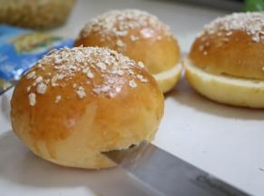 用刀将面包分成两层