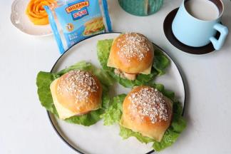 完成啦，配上牛奶和水果，早餐是不是很快手