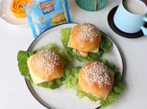 完成啦，配上牛奶和水果，早餐是不是很快手