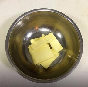 黄油切块软化。