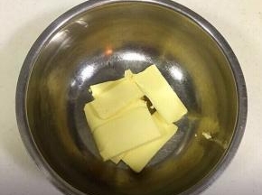 黄油切块软化。