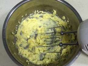 用电动打蛋器搅打至黄油稍微发白。