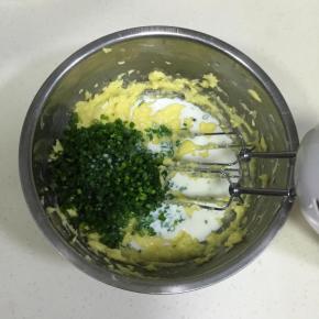 加入玉米油、小葱碎和牛奶。（牛奶事先用微波炉加热到40度左右，温热状态即可）