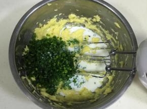 加入玉米油、小葱碎和牛奶。（牛奶事先用微波炉加热到40度左右，温热状态即可）