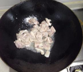 锅里倒入油，加入姜八角炒香，把排骨倒入翻炒