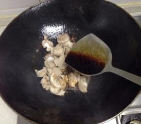 炒至变色后加少许生抽炒匀