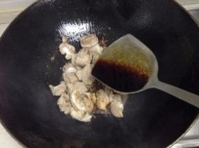 炒至变色后加少许生抽炒匀