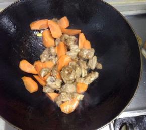 然后加入切好的胡萝卜翻炒。