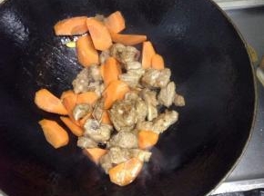 然后加入切好的胡萝卜翻炒。