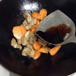 再加少许老抽上色。