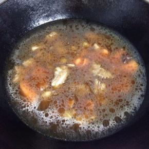 加入适量的水盖上盖子大火烧开转中火煮至30分钟左右。