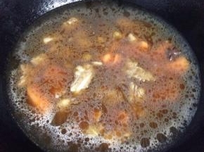 加入适量的水盖上盖子大火烧开转中火煮至30分钟左右。