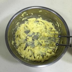用电动打蛋器打到黄油体积变大，颜色发白。