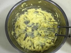 用电动打蛋器打到黄油体积变大，颜色发白。