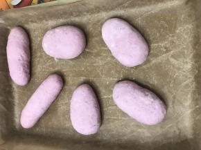 从上向下卷起，捏紧收口，收口朝下，摆上烤盘