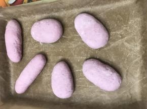 从上向下卷起，捏紧收口，收口朝下，摆上烤盘