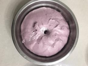 盖上保鲜膜进行一发，用手指沾上面粉插洞洞口不回缩不塌陷，一发完成。