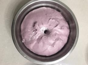 盖上保鲜膜进行一发，用手指沾上面粉插洞洞口不回缩不塌陷，一发完成。