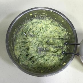 用打蛋器低速搅打均匀。