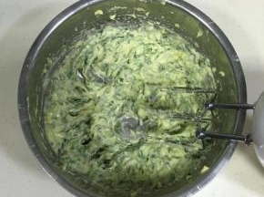 用打蛋器低速搅打均匀。