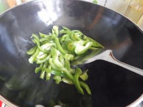 锅里加入油加入菜椒