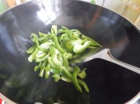 锅里加入油加入菜椒