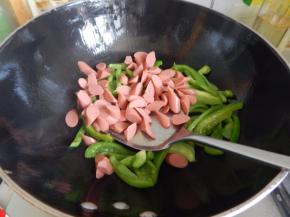 炒变色在加入火腿肠