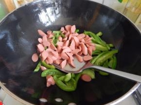 炒变色在加入火腿肠