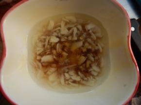 捣碎加入生抽盐水