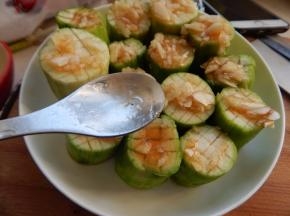 搅拌均匀泼至丝瓜上