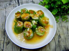 调好的汁泼至蒸好的丝瓜上