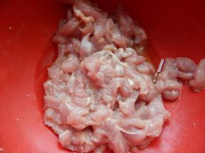 猪肉切丝加入料酒生抽淀粉抓 匀腌半小时