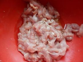猪肉切丝加入料酒生抽淀粉抓 匀腌半小时