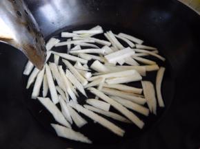 上锅里焯一下水