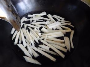 上锅里焯一下水