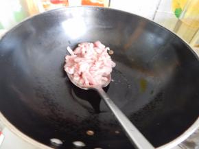 锅里加入水加入猪肉