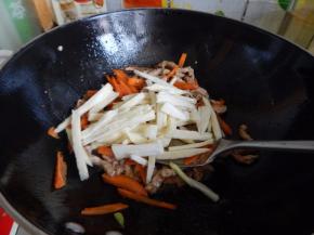 加入焯过水的茭白