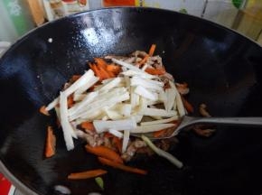 加入焯过水的茭白