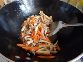 不停的翻炒一会