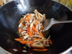 不停的翻炒一会