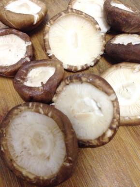 香菇洗净，取冬菇蒂