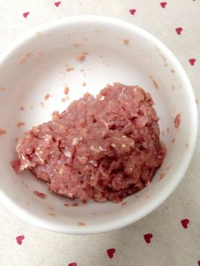 肉末加入姜末淀粉少许油和盐搅拌匀腌制10分钟