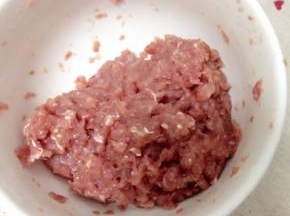 肉末加入姜末淀粉少许油和盐搅拌匀腌制10分钟