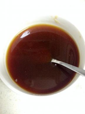 生抽1勺，白糖2g，淀粉1勺加入清水拌匀备用。