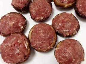 将肉末酿入香菇里