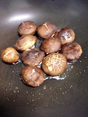 锅里倒入油，将酿香菇有肉的一面煎金黄