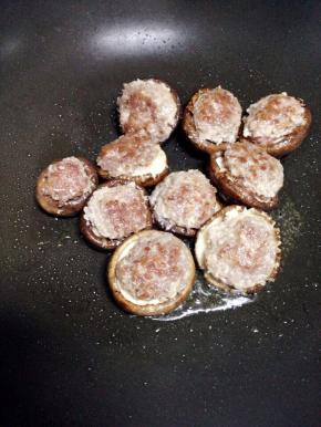 翻面煎香菇的一面