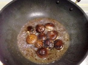 倒入准备好的调料汁。焖至收汁。