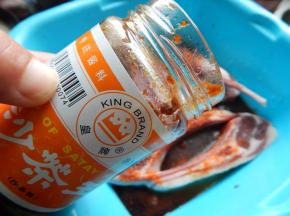 在加入沙茶王抓匀