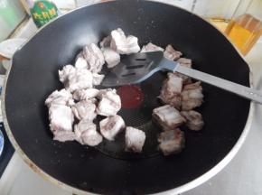 然后清洗干净排骨放锅里炒